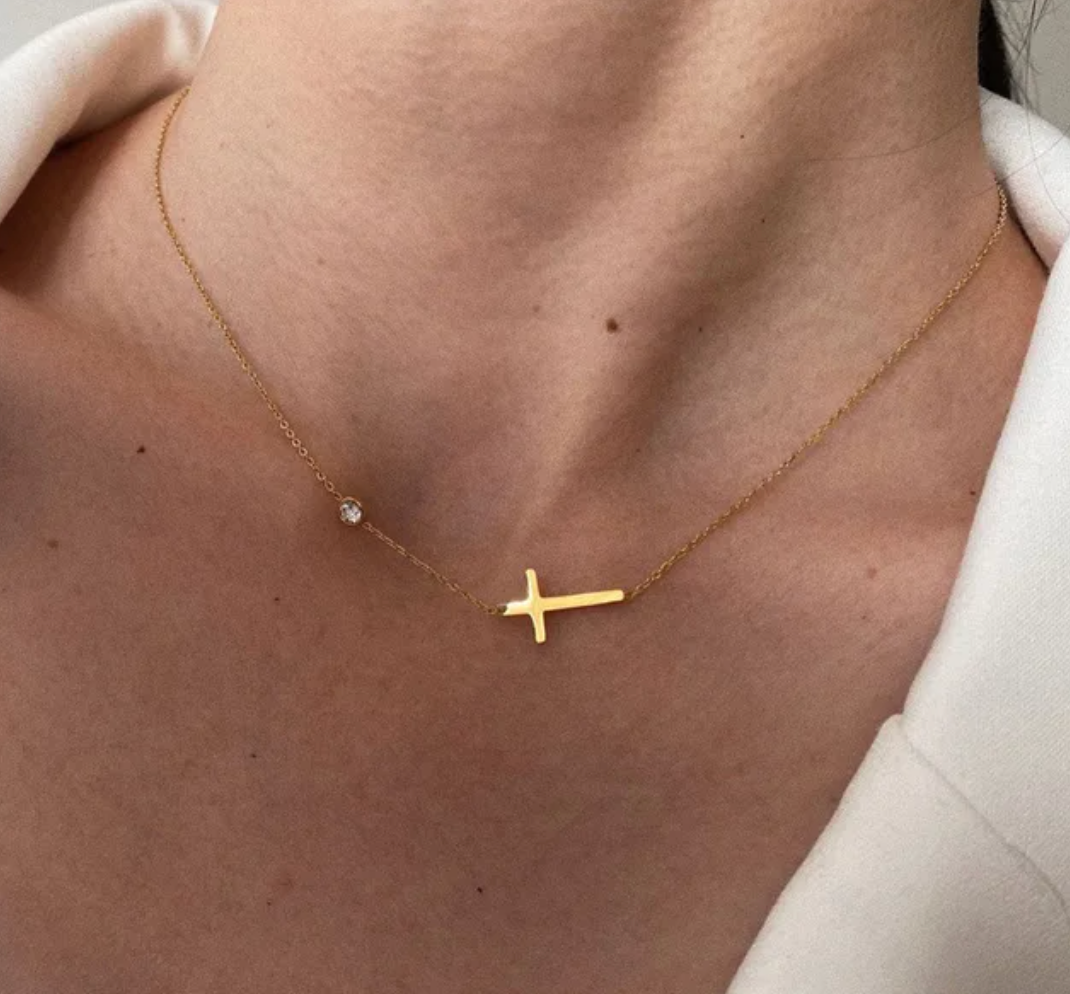 18 Karat Gold Plated necklace with a cross and a classic rhinestone