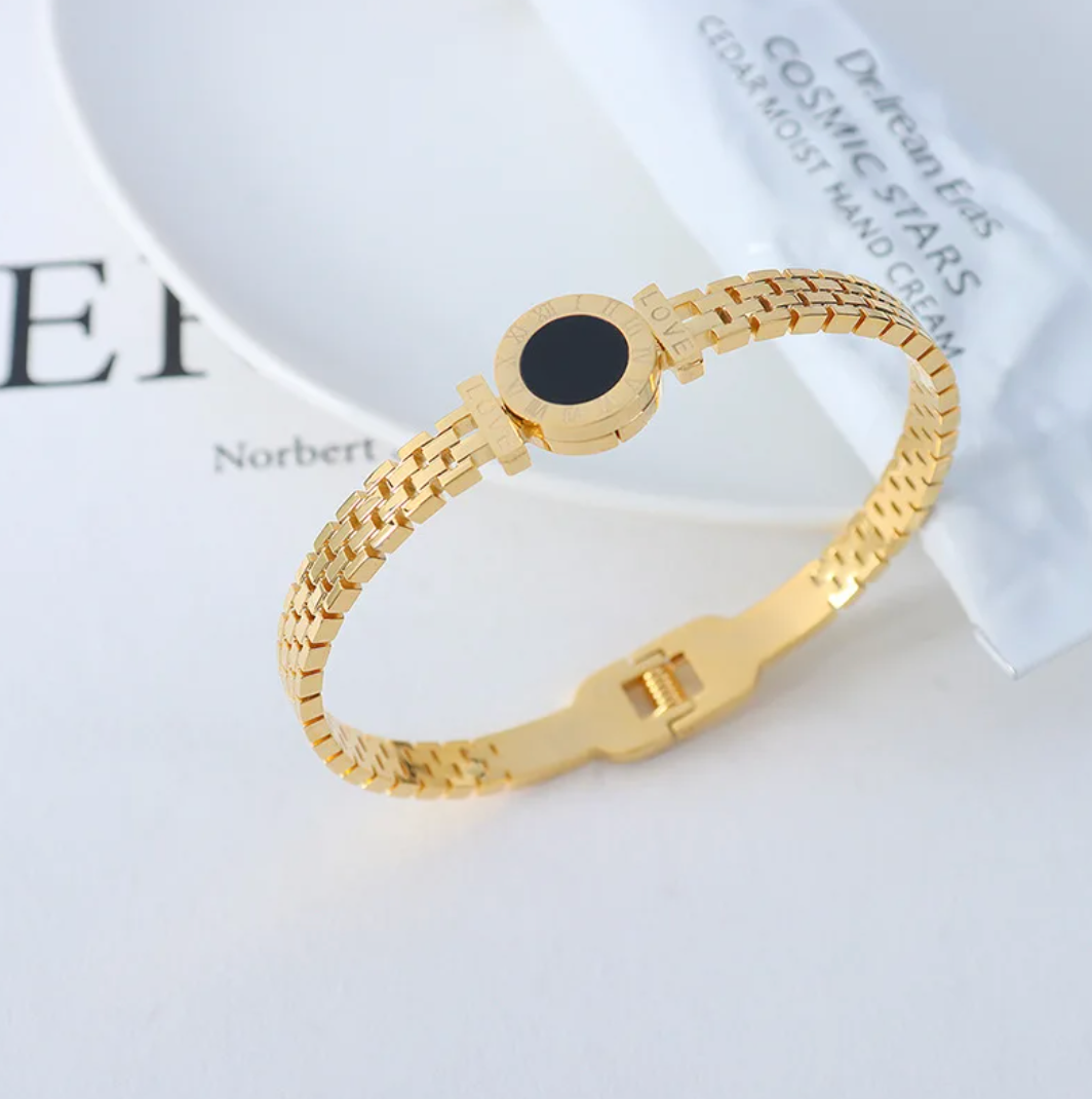 Elegant Love bracelet in 18 Karat Gold Plated